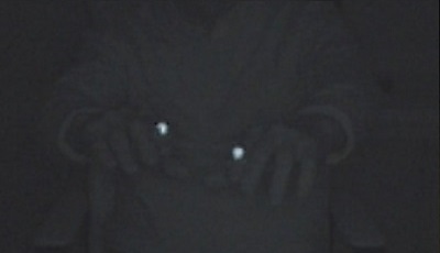 A kezek mutatóujjaira helyezett fényvisszaverő markerek mozgásának követése infrakamerával